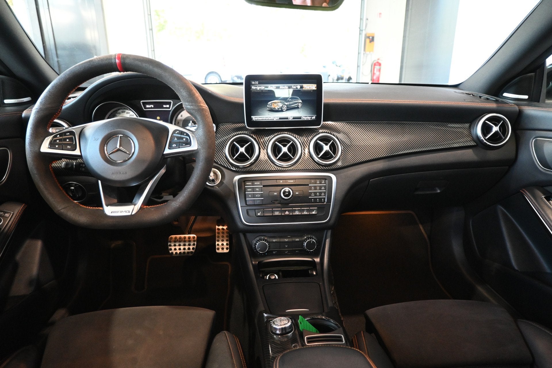 Mercedes-Benz CLA-Klasse Shooting Brake 200 OrangeArt Editio, Auto's, CLA, 730 kg, Gebruikt, Met garantie (alle)