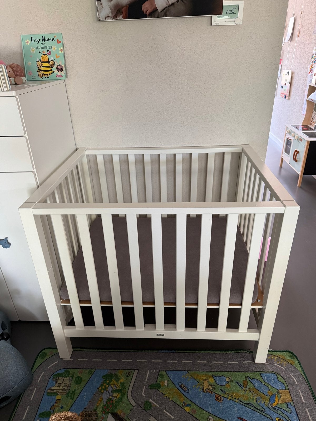 Box met matras en 2 boxkleden en mobiel, Kinderen en Baby's, Boxen, Ophalen, Gebruikt