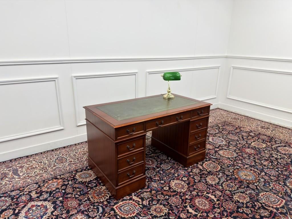 Klassiek Engels Chesterfield Bureau, Antiek en Kunst, Ophalen