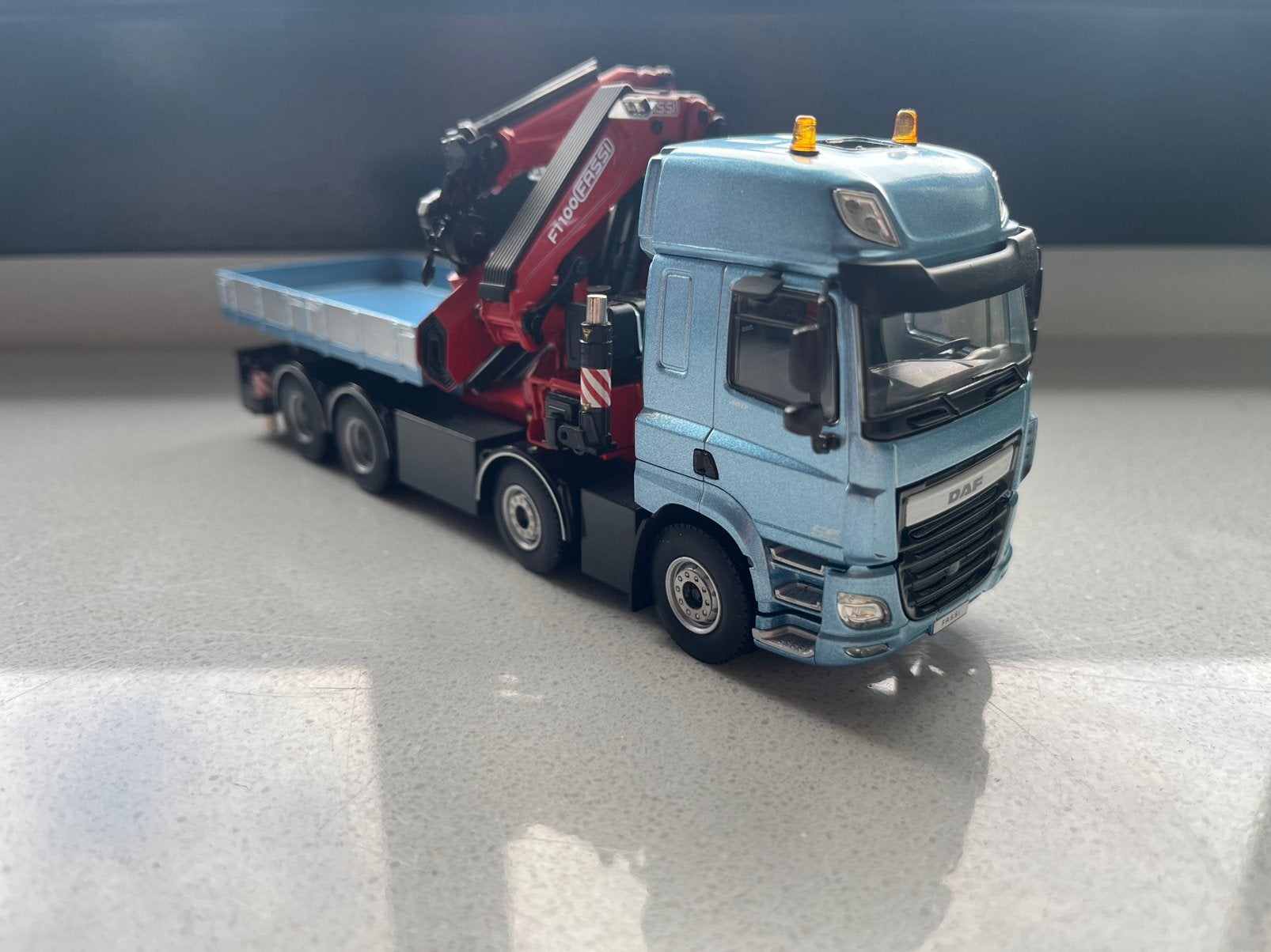 WSI PREMIUM LINE DAF CF SPACE CAB 8X4 FASSI 1100, Hobby en Vrije tijd, Modelauto's | 1:50, Ophalen of Verzenden, Zo goed als nieuw