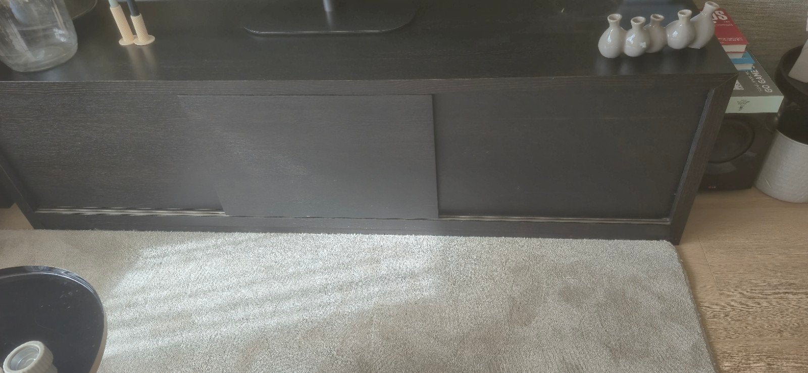 TV-kast zwart/donkerbruin met schuifdeuren en 3 vakken, Ophalen, Gebruikt, 100 tot 150 cm, Minder dan 100 cm