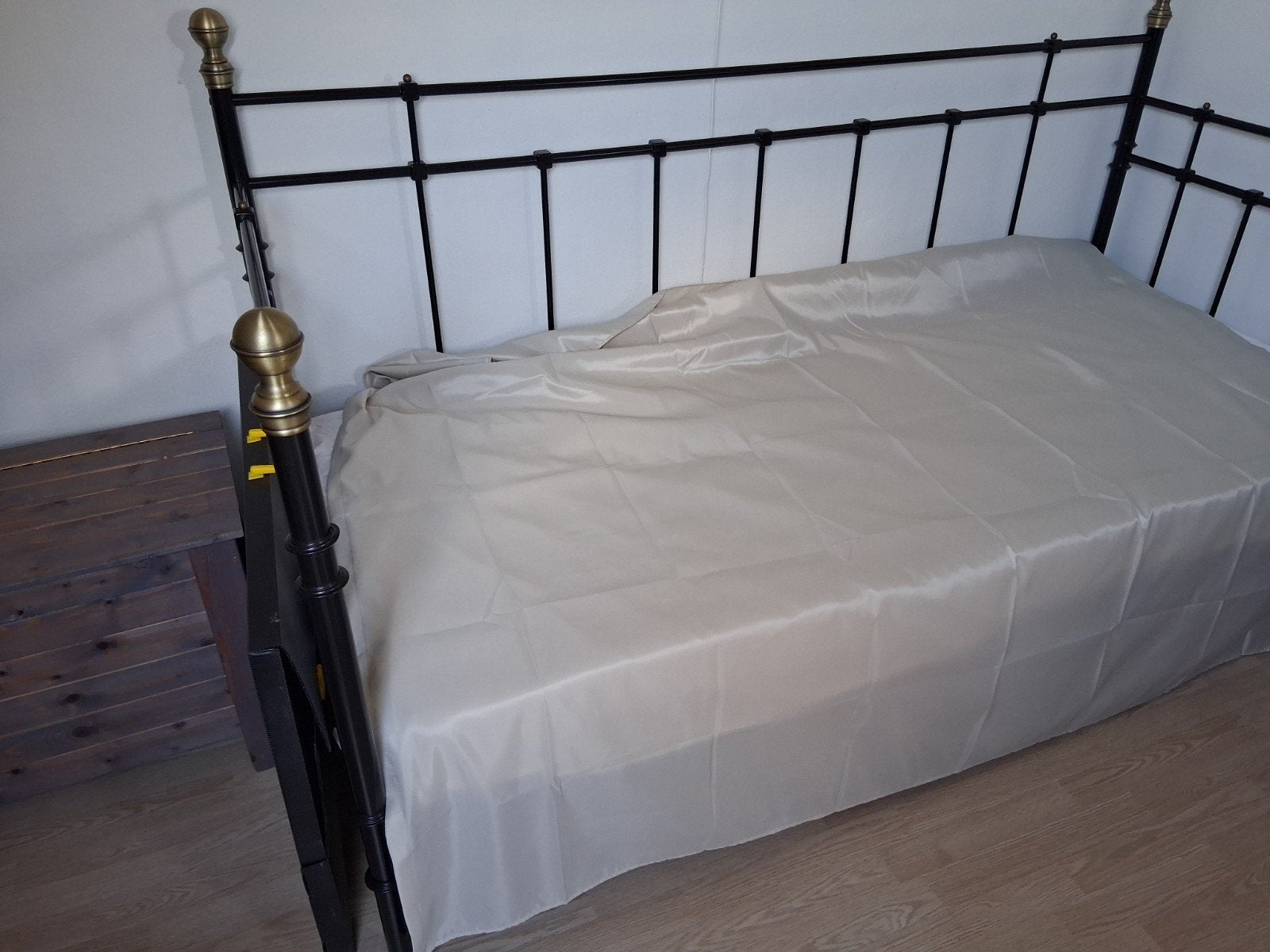Eenpersoonsbed 90x200 cm - Zwart metaal met messing details, Ophalen, Gebruikt, 90 cm, Eenpersoons