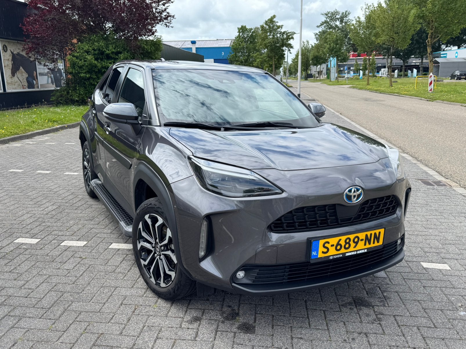 Toyota Yaris Cross 1.5 Vvt-i Hybrid 116pk CVT 2023 Grijs, Auto's, Toyota, Bedrijf, Yaris Cross, Hybride Elektrisch/Benzine, Volledig hybride