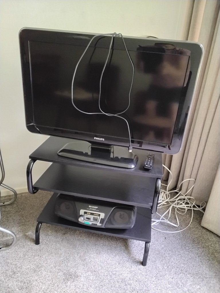 Tv philips en radio sharp met tafeltje, Ophalen, Gebruikt, 50 Hz, Philips