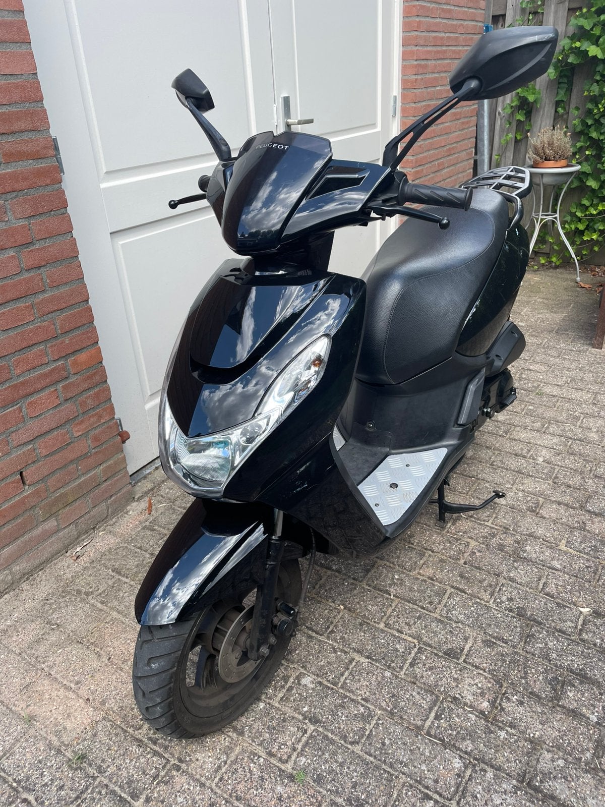 Peugeot Kisbee met een Gloednieuw motorblok, Ophalen, Overige modellen, Maximaal 45 km/u, Zo goed als nieuw