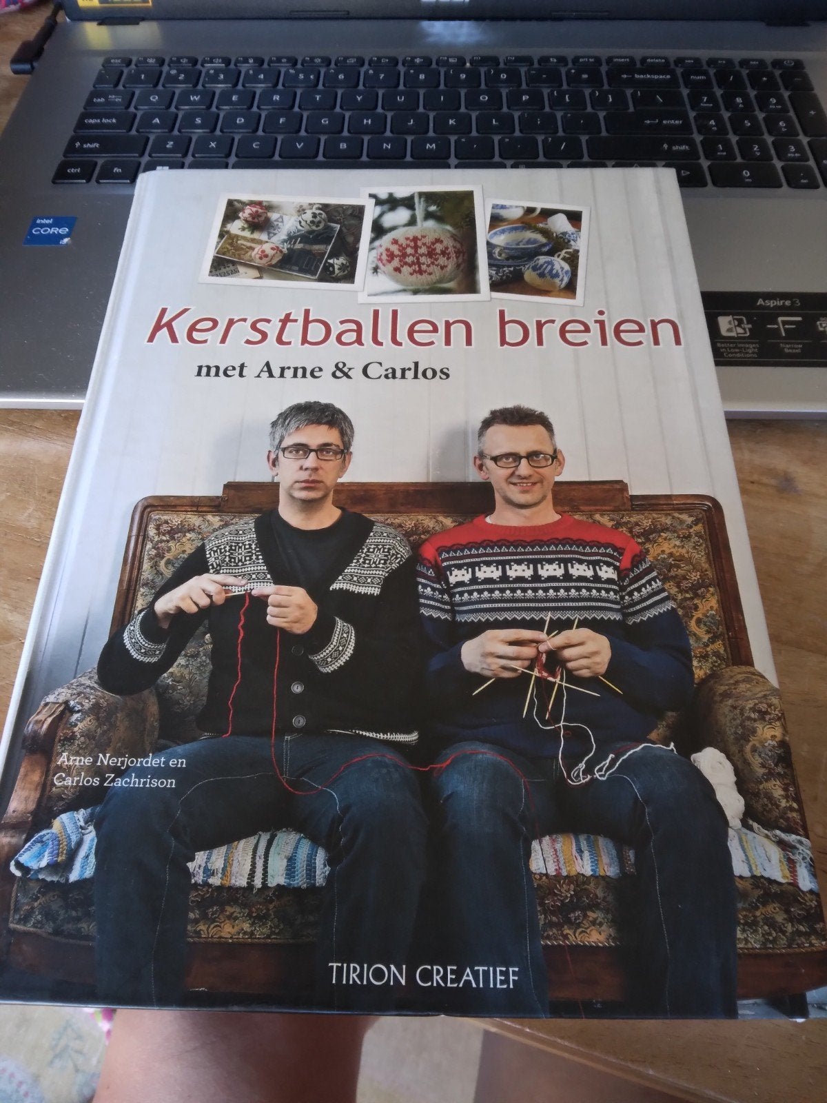 Kerstballen breien met Arne & Carlos, Ophalen of Verzenden, Zo goed als nieuw, Breien en Haken