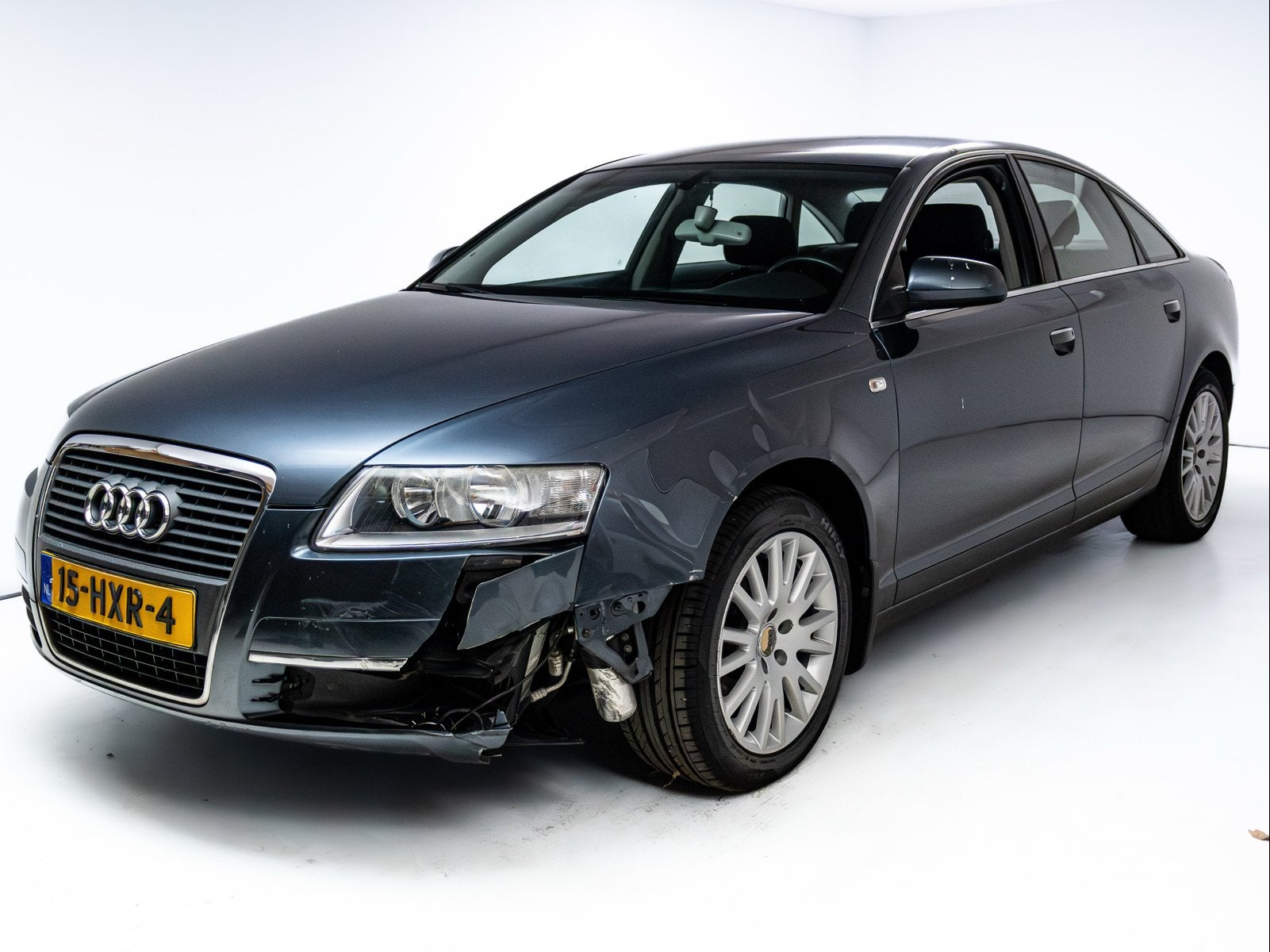 Audi A6 2.0T met lichte schade - Ideaal voor handige koper, Auto diversen, Schadeauto's, Ophalen, Handgeschakeld, Audi, Sedan