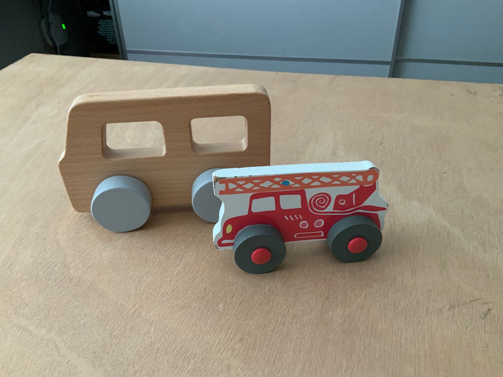 Twee leuke houten autootjes. Nog in goede staat., Kinderen en Baby's, Speelgoed | Houten speelgoed, Ophalen of Verzenden, Gebruikt