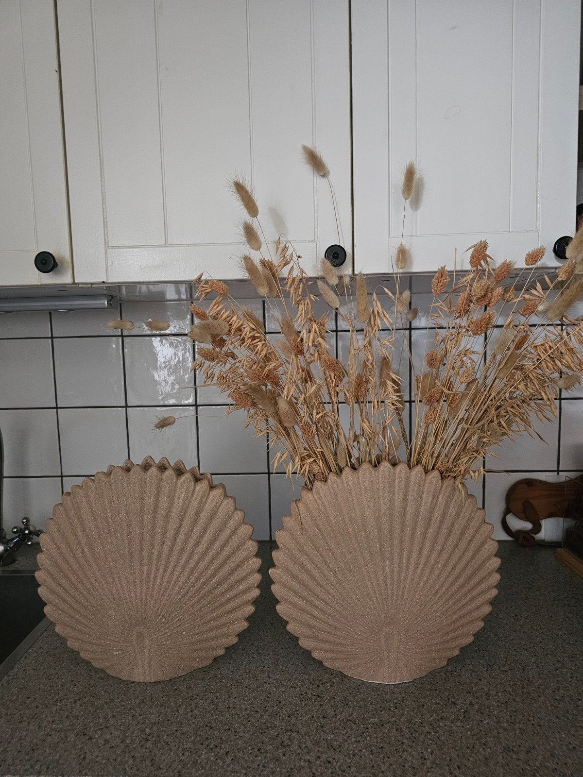 Nieuw! 2 Keramische schelpvazen met droogbloemen., Beige, Nieuw, Ophalen of Verzenden, Geschikt voor droogbloemen