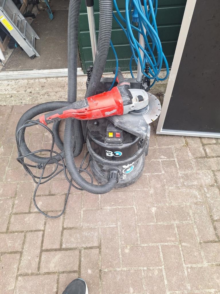 Milwaukee haakse slijper AGV 22-230 met stofzuiger, Ophalen of Verzenden