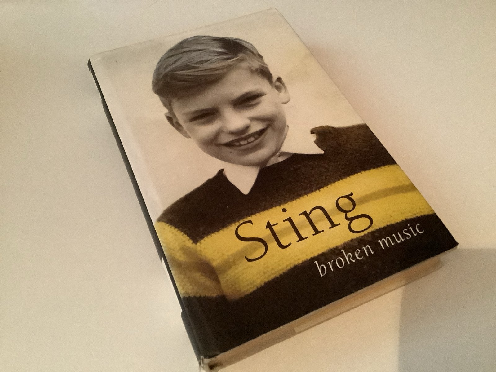 Sting - Broken Music: Een Memoir (Hardcover), Boeken, Ophalen of Verzenden, Gelezen, Film, Tv en Media