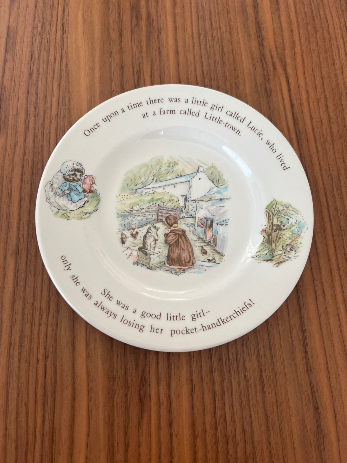 Wedgwood Beatrix Potter Mrs. Tiggy Winkle bordje, Ophalen of Verzenden, Zo goed als nieuw, Porselein, Bord(en)