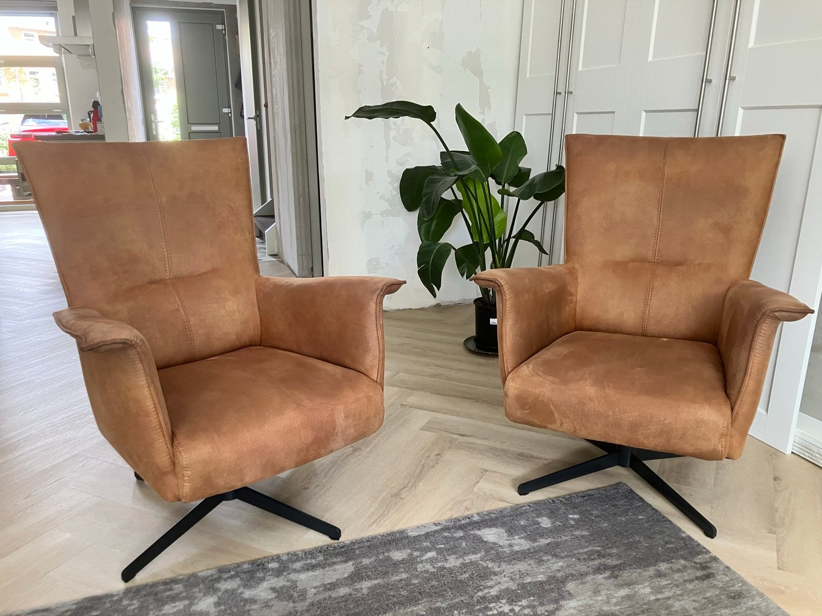 2 Henders & Hazel Carola fauteuils - Cognac, draaibaar, Ophalen, 75 tot 100 cm, Zo goed als nieuw, 75 tot 100 cm