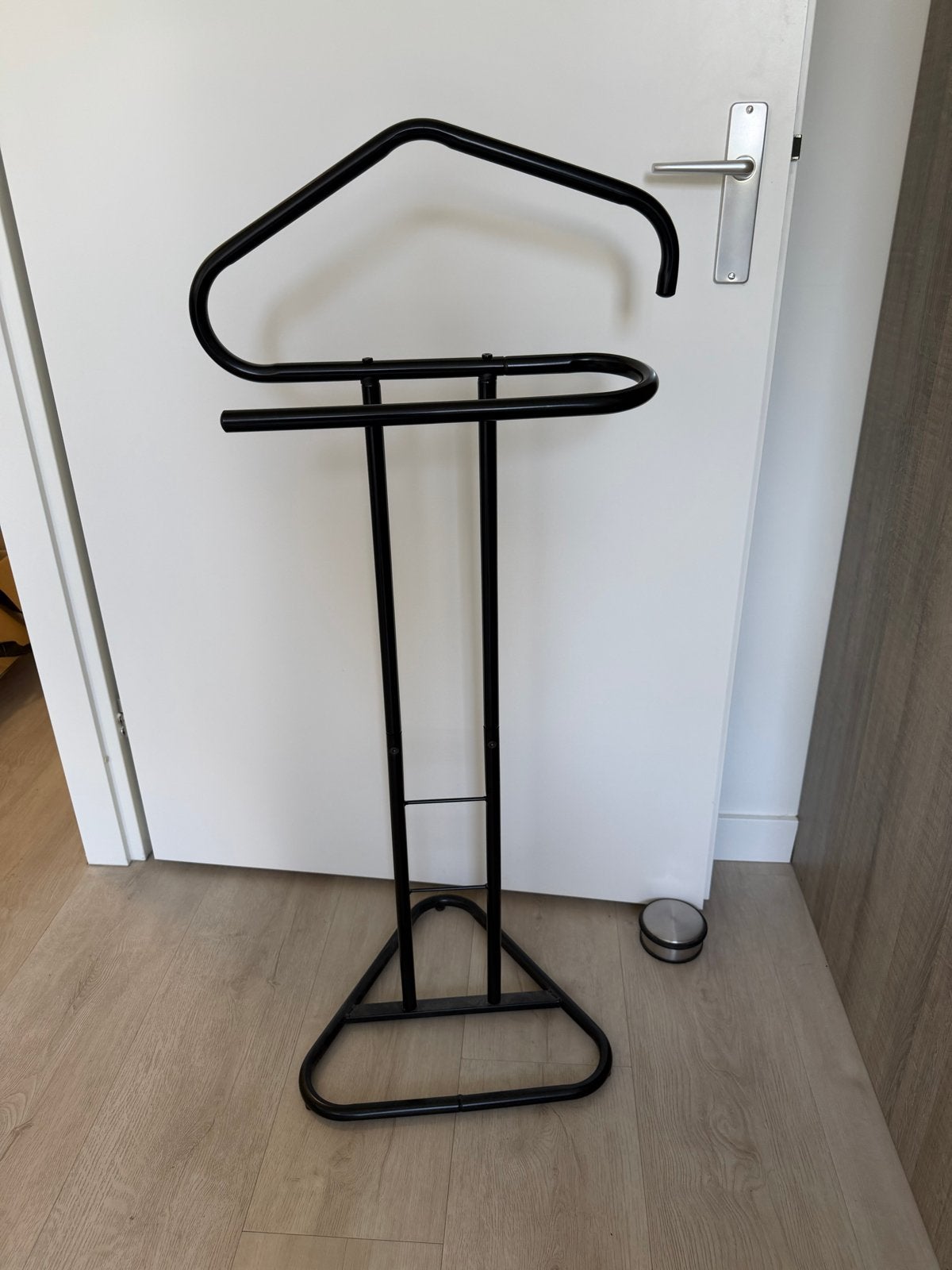 Zwarte metalen dressboy, Ophalen, Gebruikt, Metaal, Staande kapstok