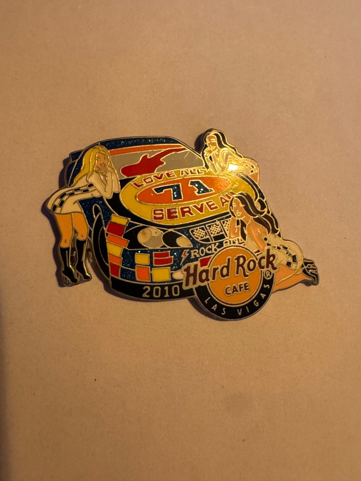 Hard Rock Cafe Las Vegas 2010 Race Car Pin, Verzamelen, Speldjes, Pins en Buttons, Ophalen of Verzenden, Zo goed als nieuw, Merk