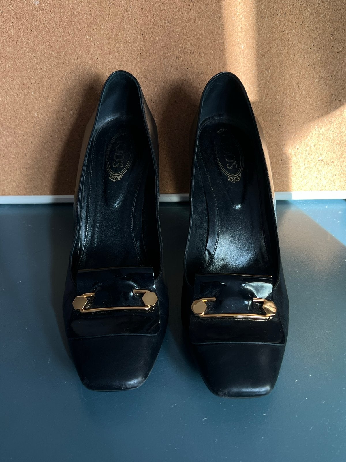 Tod's zwarte leren pumps met gouden gesp, Pumps, Verzenden, Zwart, Gedragen
