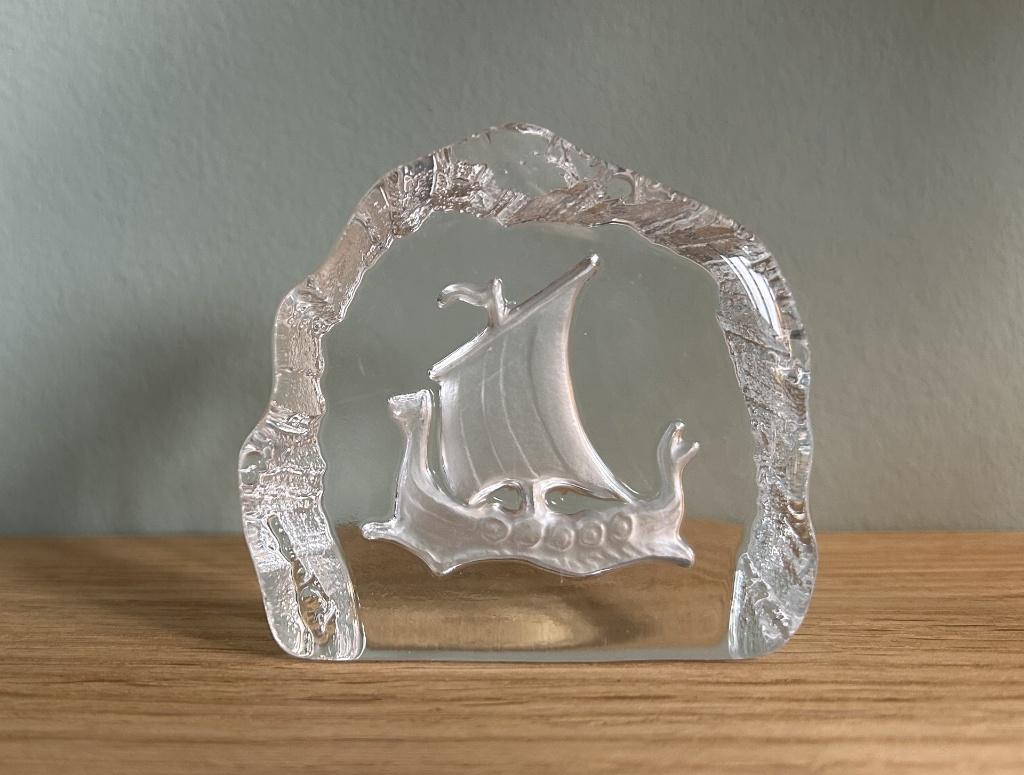 Presse papier glas object Vikingschip Zweeds design Nybro, Verzamelen, Beelden en Beeldjes, Ophalen of Verzenden, Zo goed als nieuw