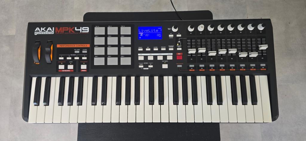 Akai MPK49 MIDI Keyboard Controller - Gebruikt, Gebruikt, Ophalen of Verzenden, Met midi-aansluiting, 49 toetsen