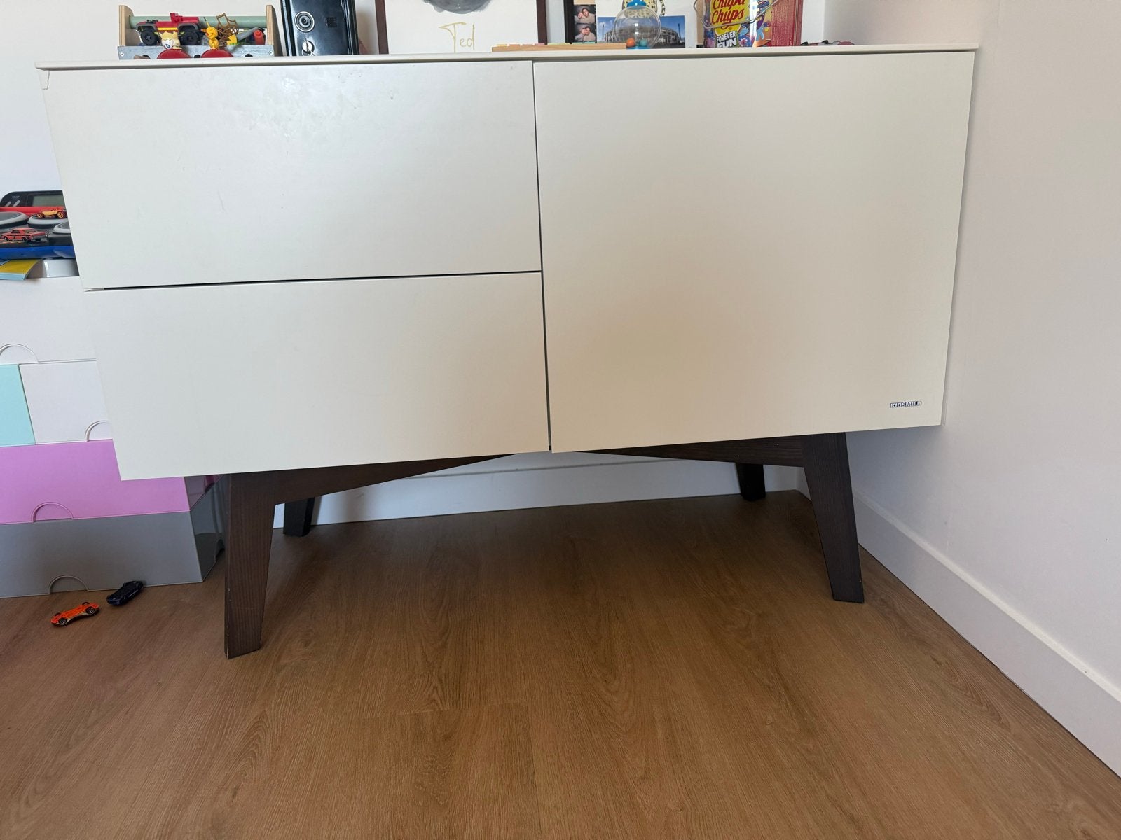 Kidsmill Sixties Commode Wit/walnoot pootjes, Ophalen, Gebruikt, 50 tot 70 cm, 75 tot 100 cm