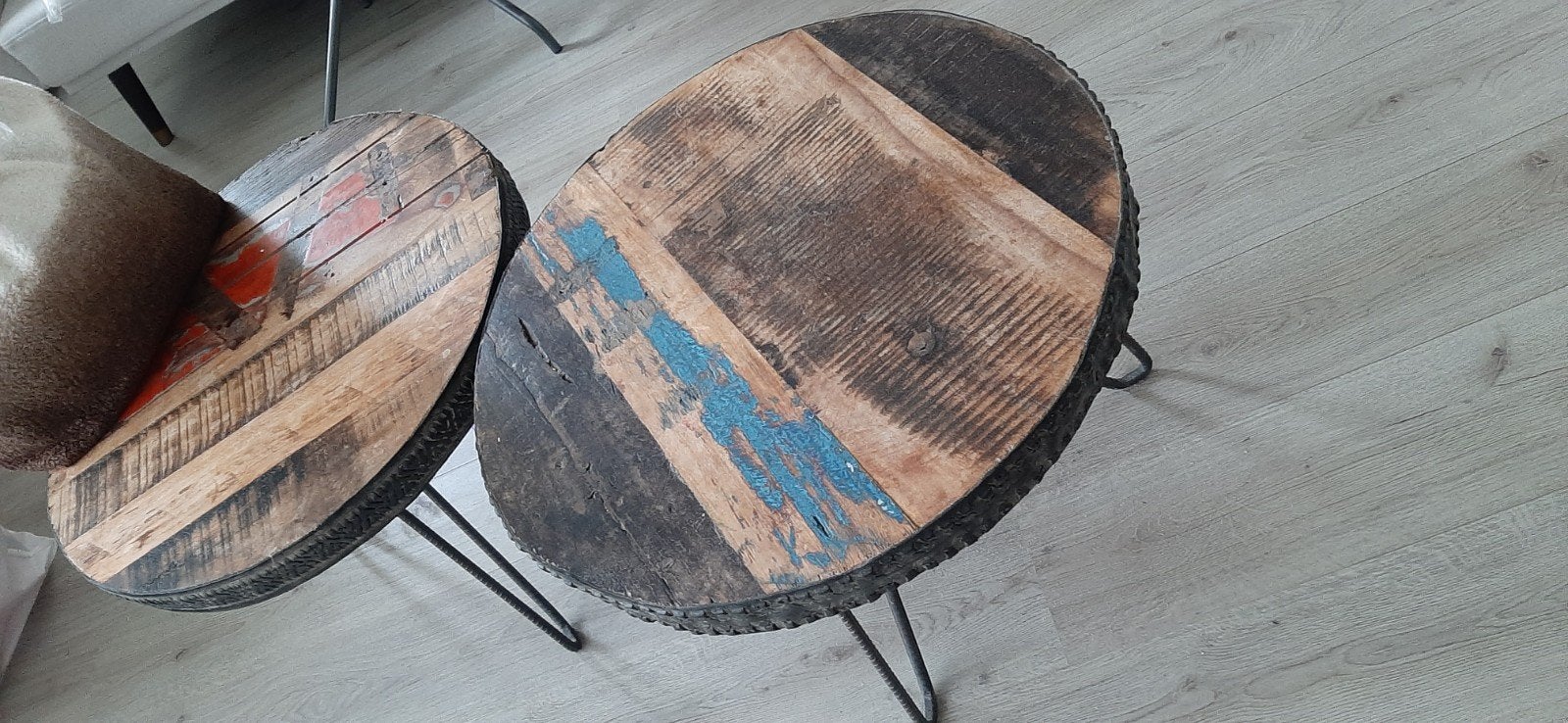 Set van 2 ronde houten kleurrijke design bijzet/salontafels, Ophalen of Verzenden, Rond, 50 tot 100 cm, 50 tot 100 cm