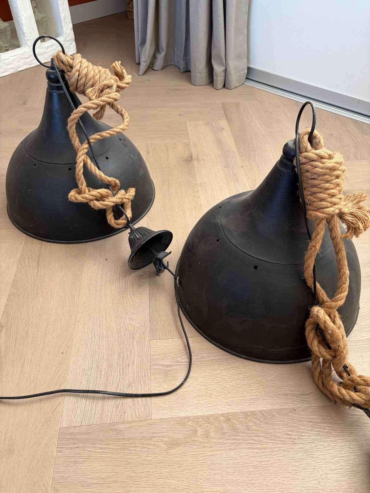 Set van 2 industriële hanglampen met touw