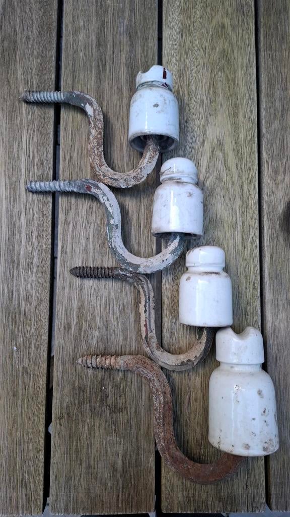 Vintage Porseleinen elektrische isolator met ijzeren haak, Antiek en Kunst, Ophalen of Verzenden