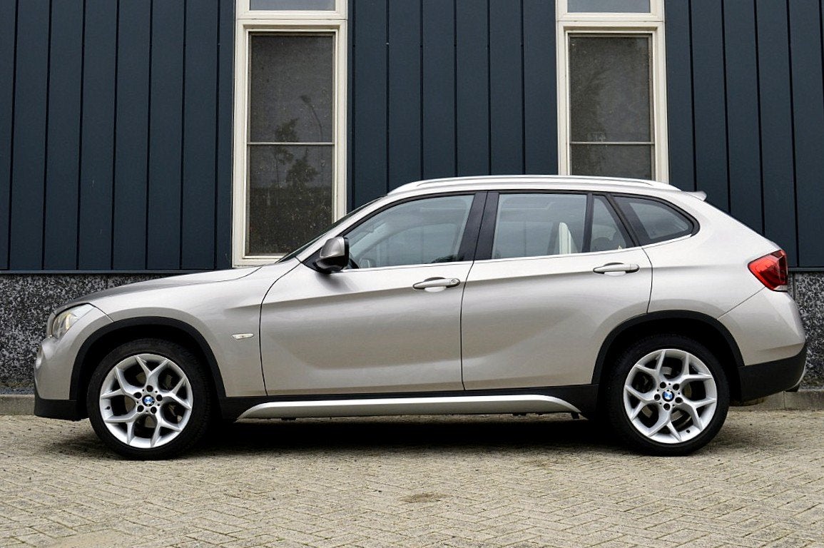 BMW X1 sDrive20i Rijklaarprijs-Garantie Navigatie Sport Inte, Auto's, 4 cilinders, Grijs, 184 pk, SUV of Terreinwagen