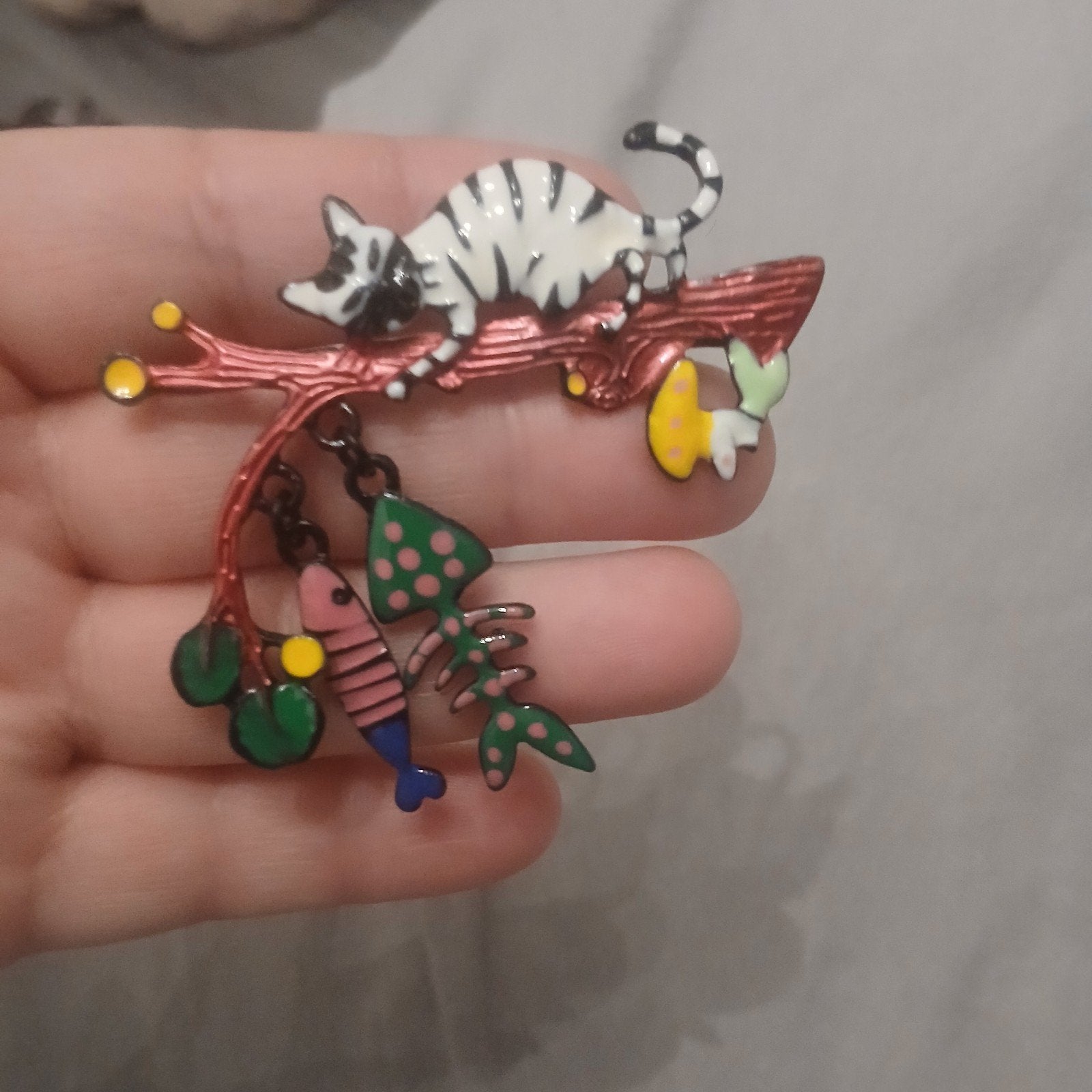 Nieuwe Broche Kat op Tak met Vis en Visgraat, Overige materialen, 4 tot 7 cm, Overige kleuren, Nieuw