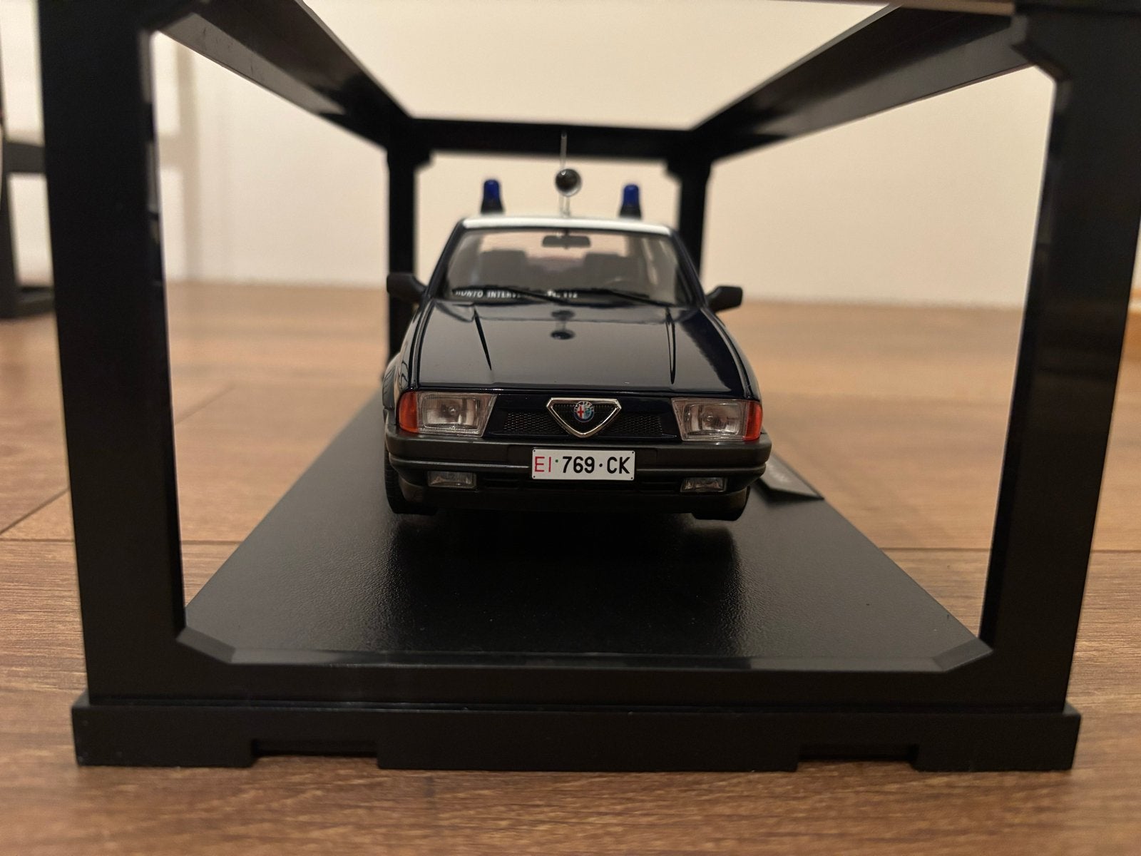 Triple 9 Collection 1:18 Alfa Romeo 75 Carabinieri, Hobby en Vrije tijd, Modelauto's | 1:18, Ophalen of Verzenden, Nieuw, Auto