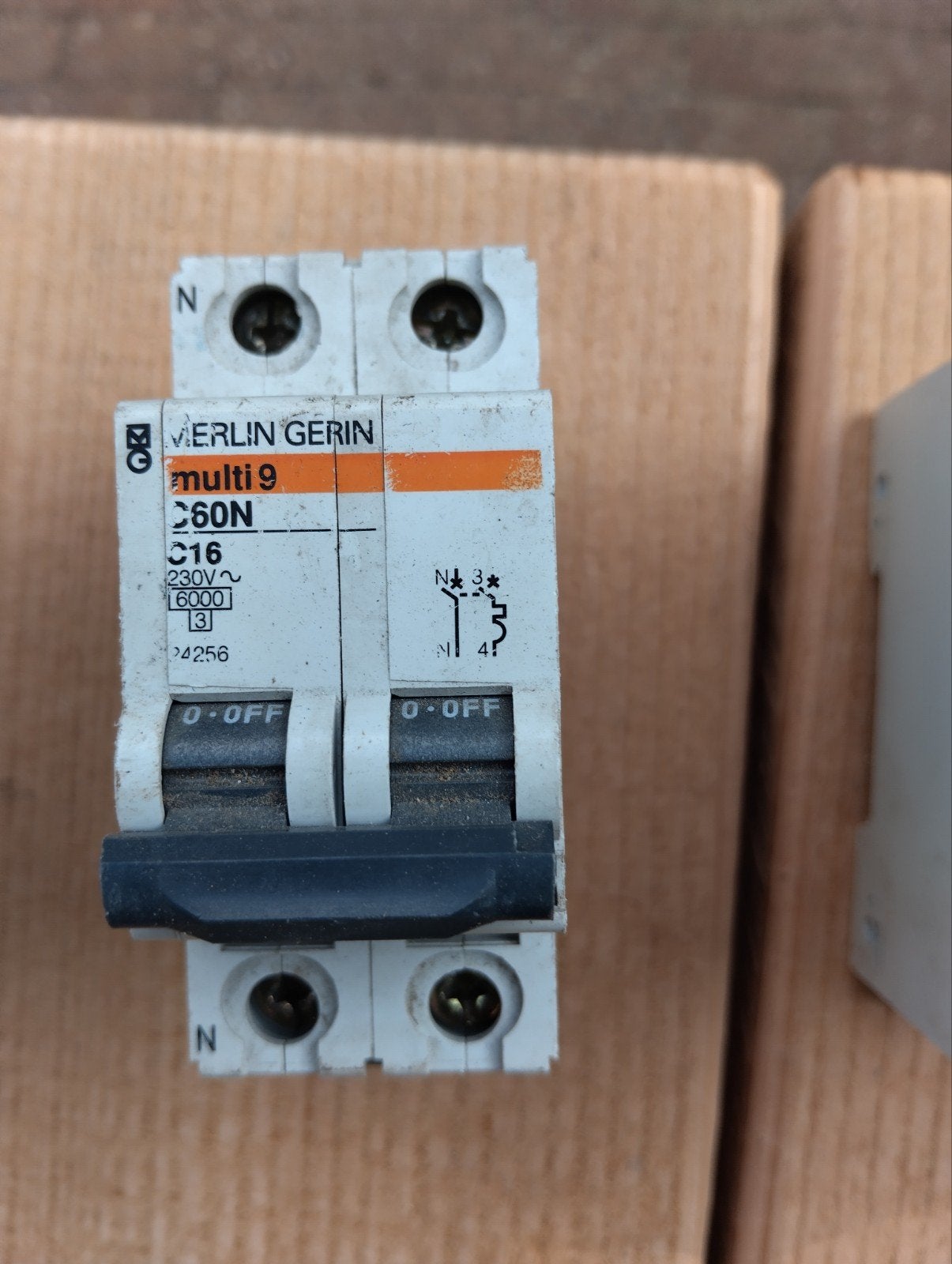 Merlin Gerin Multi 9 C60N C16 Installatieautomaat, Doe-het-zelf en Verbouw, Ophalen of Verzenden, Gebruikt, Schneider Electric