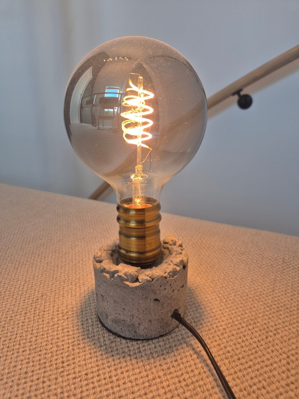 Industriële Tafellamp met Betonlook Voet en Edison Lamp, Huis en Inrichting, Ophalen