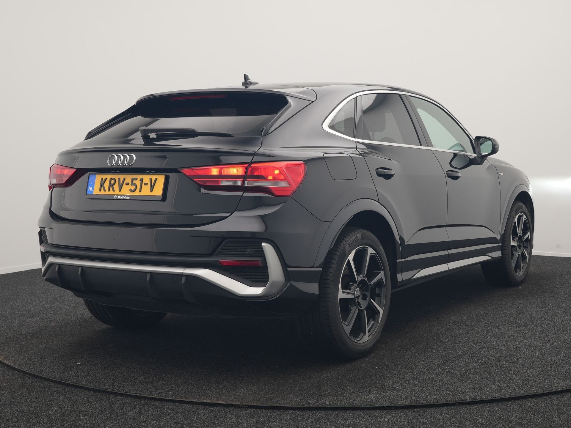 Audi Q3 Sportback 45 TFSI e 2x S Line PHEV 245pk Dealer O.H., Auto's, Dealer onderhouden, Gebruikt, Zwart, Leder en Stof