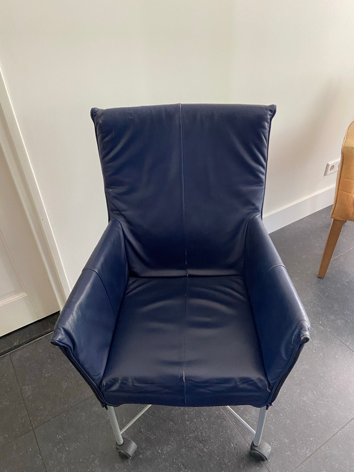 4 blauwe Montis Chaplin stoelen met wieltjes, grijs onderst, Huis en Inrichting, Stoelen, Ophalen, Gebruikt, Blauw, Leer
