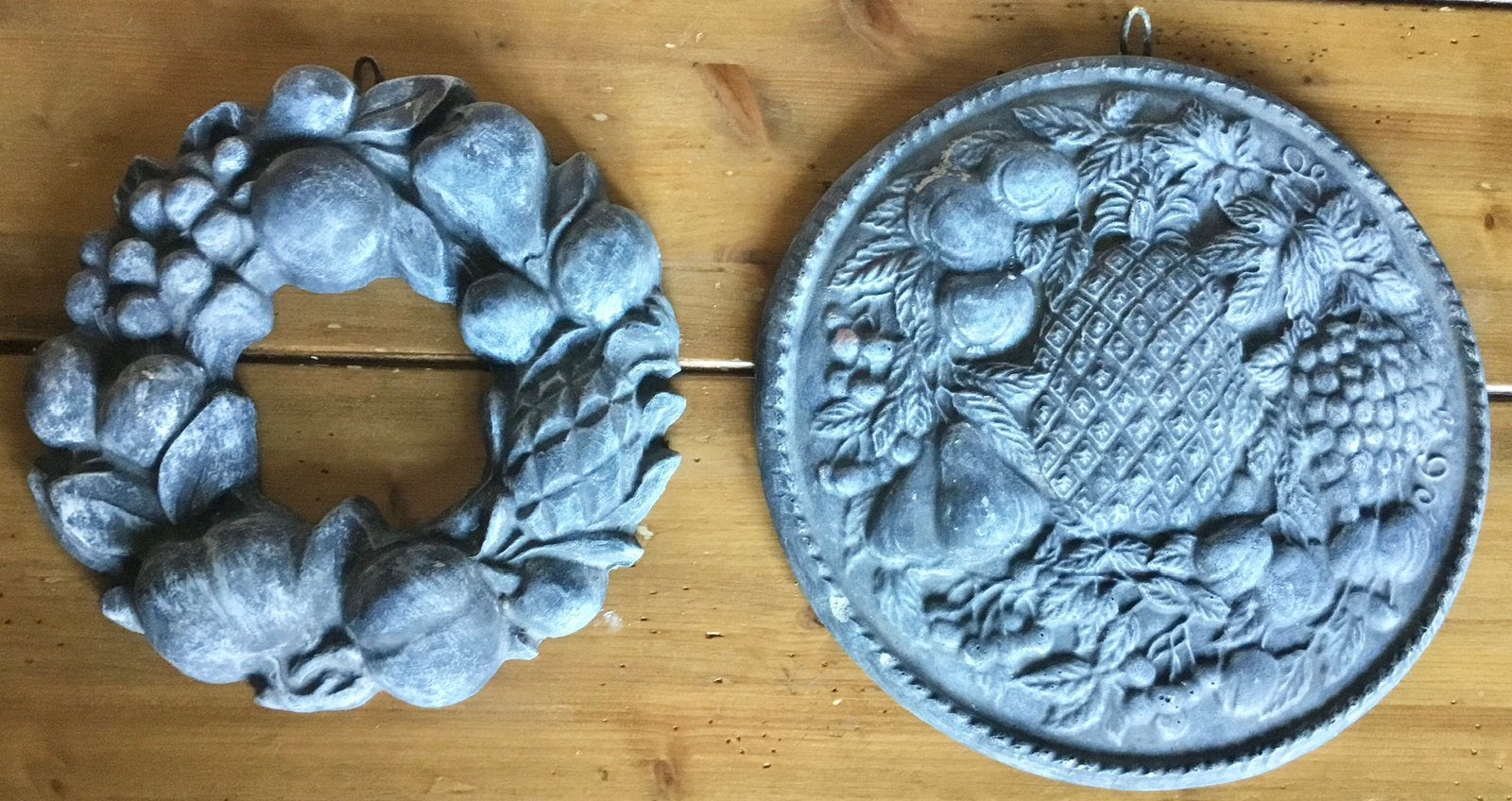 2 GRIJZE BETONNEN WANDORNAMENTEN VOOR BINNEN EN BUITEN, Gebruikt, Wandhanger, Achter glas, Ophalen of Verzenden