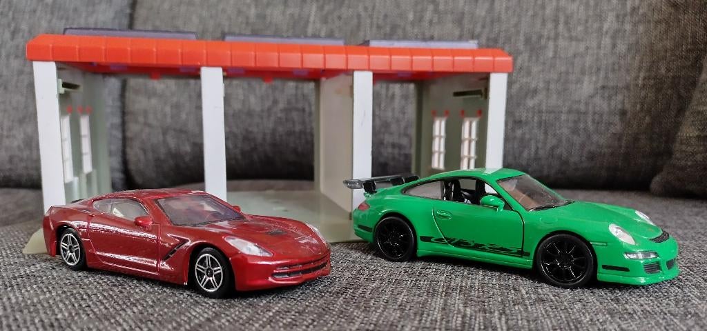 Garage met Chevrolet Corvette -Bburago en Porsche 911 -Welly, Ophalen of Verzenden, Zo goed als nieuw, Auto, Overige merken
