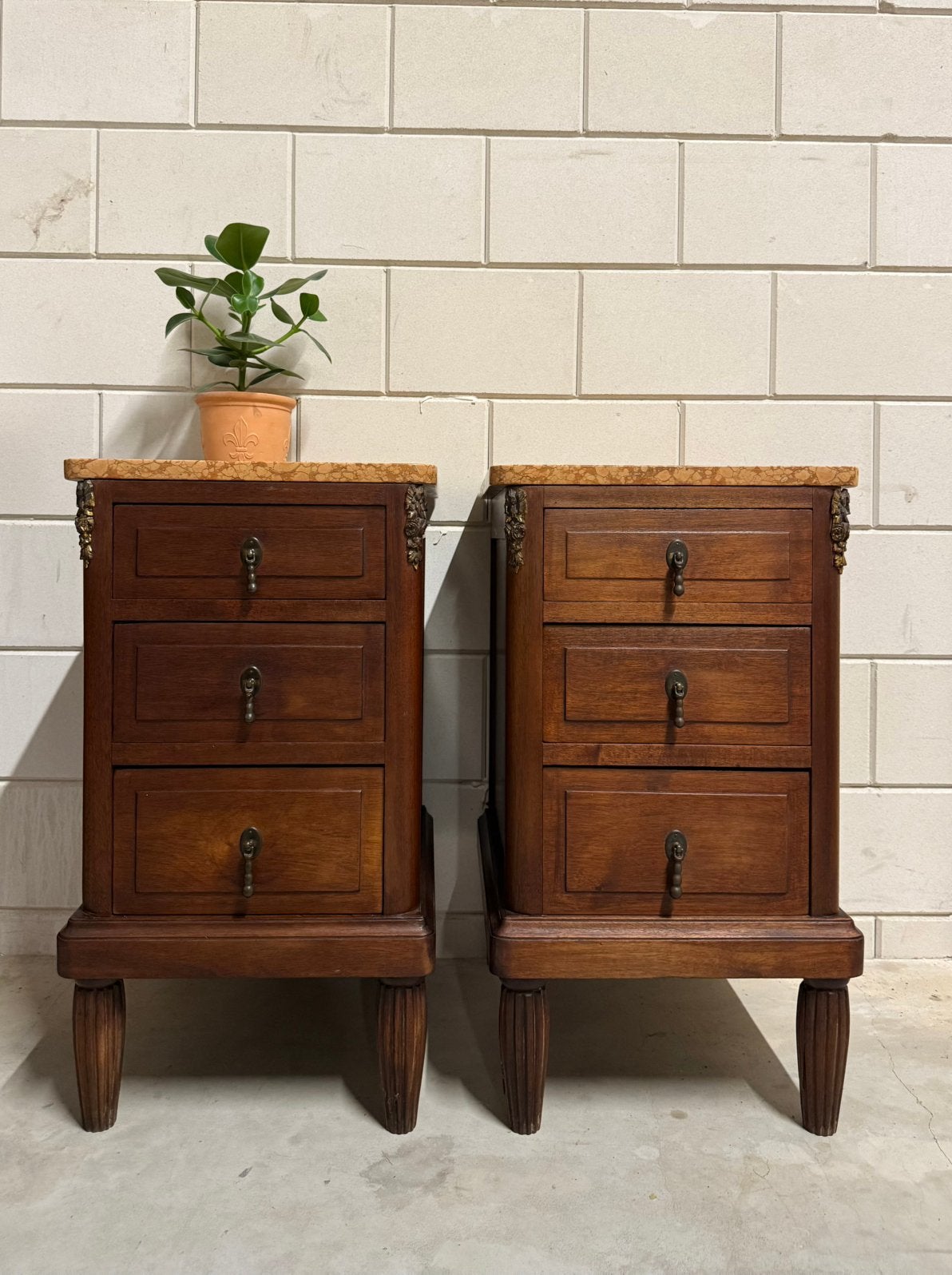 Vintage antieke nachtkastjes met marmer blad messing, Huis en Inrichting, Gebruikt, Minder dan 45 cm, Vintage, Vintage