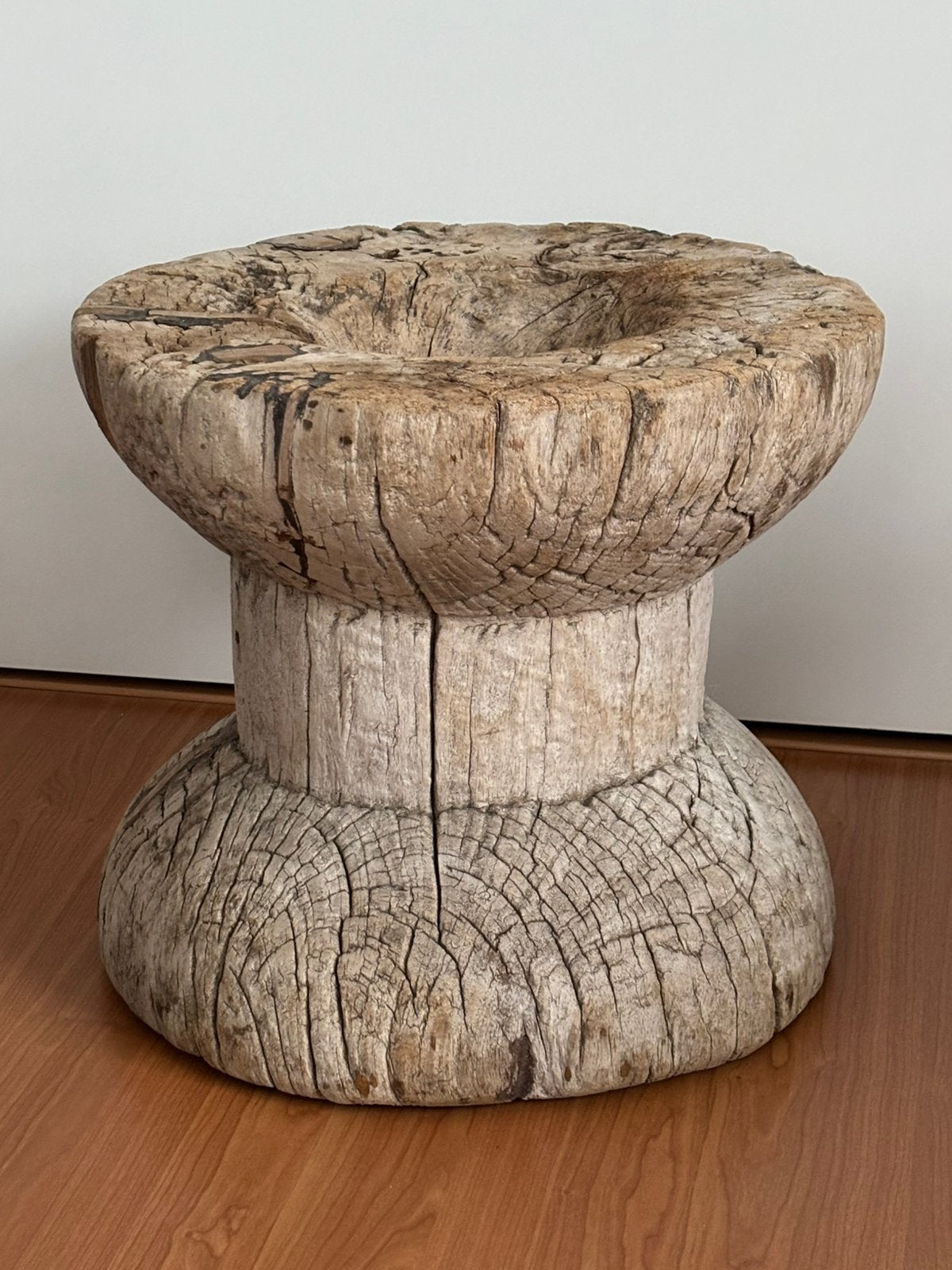 Grote houten vijzel ( bijzettafel )., Ophalen, Gebruikt, Hout