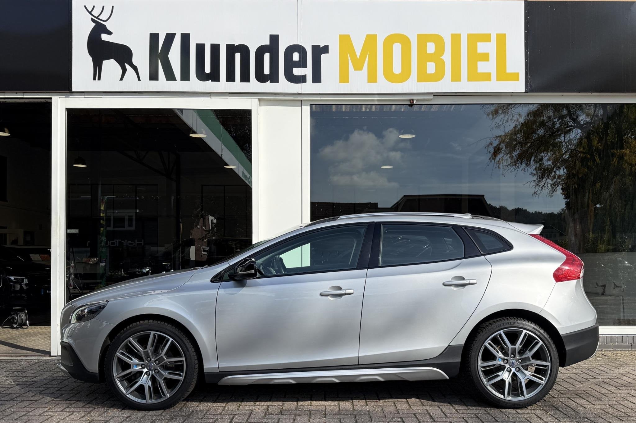 Volvo V40 Cross Country 2.5 T5 AWD Momentum Aut. |Camera|Car, Auto's, Automaat, Euro 5, Gebruikt, Leder