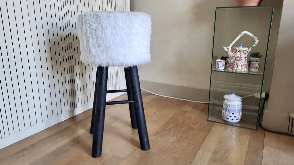Mooie stoel Barkruk in Nieuwstaat, Ophalen, Zo goed als nieuw, Hout