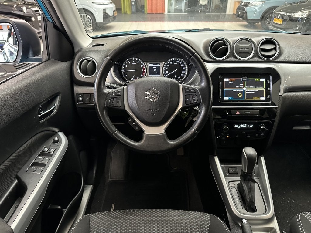 Suzuki Vitara 1.6 Exclusive [ TREKHAAK | ALL-SEASON | CAMERA, Auto's, 12 maanden, Stof, Gebruikt, 4 cilinders