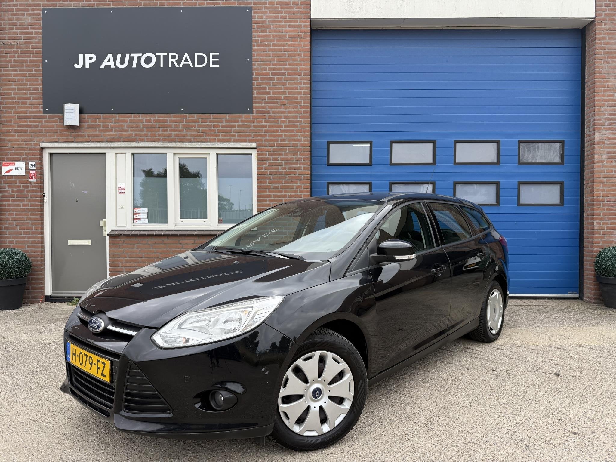 Ford Focus Wagon 1.0 EcoBoost Trend | Distributie v.v | PDC, Euro 5, Gebruikt, Zwart, Handgeschakeld