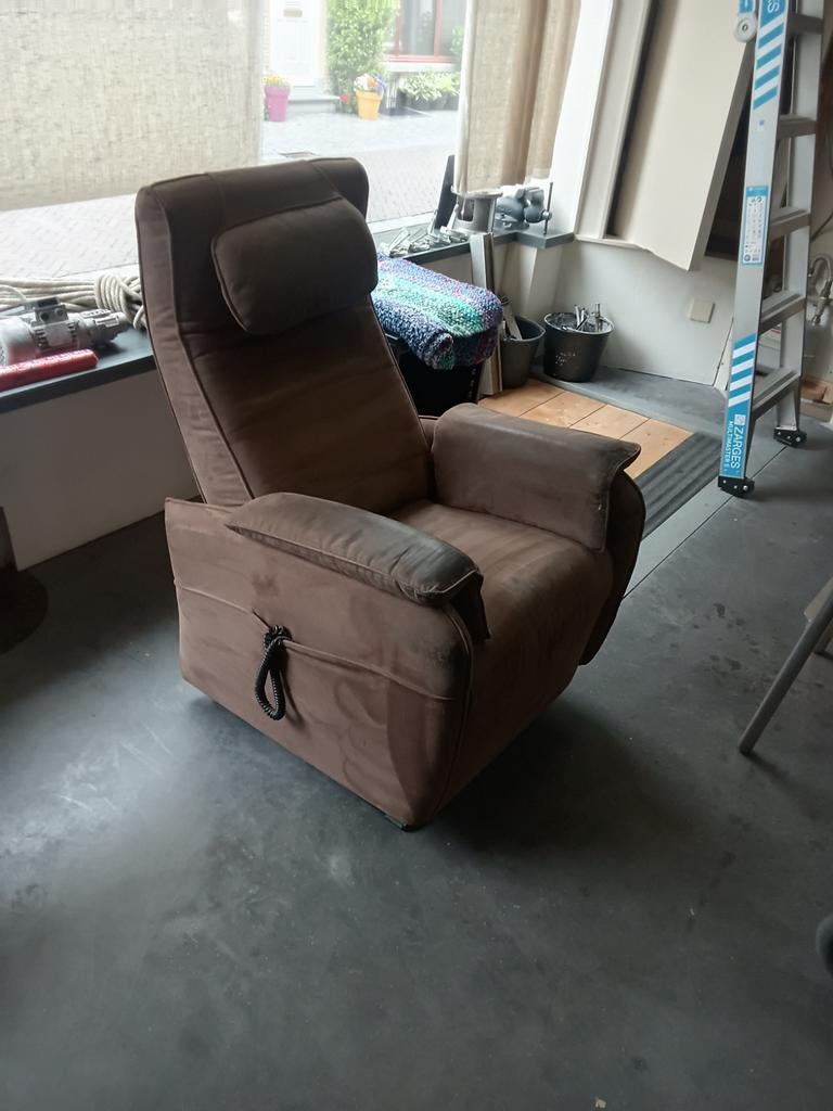 Sta op stoel, relax stoel, electrisch verstelbare stoel, Ophalen, Gebruikt, 50 tot 75 cm, Leer