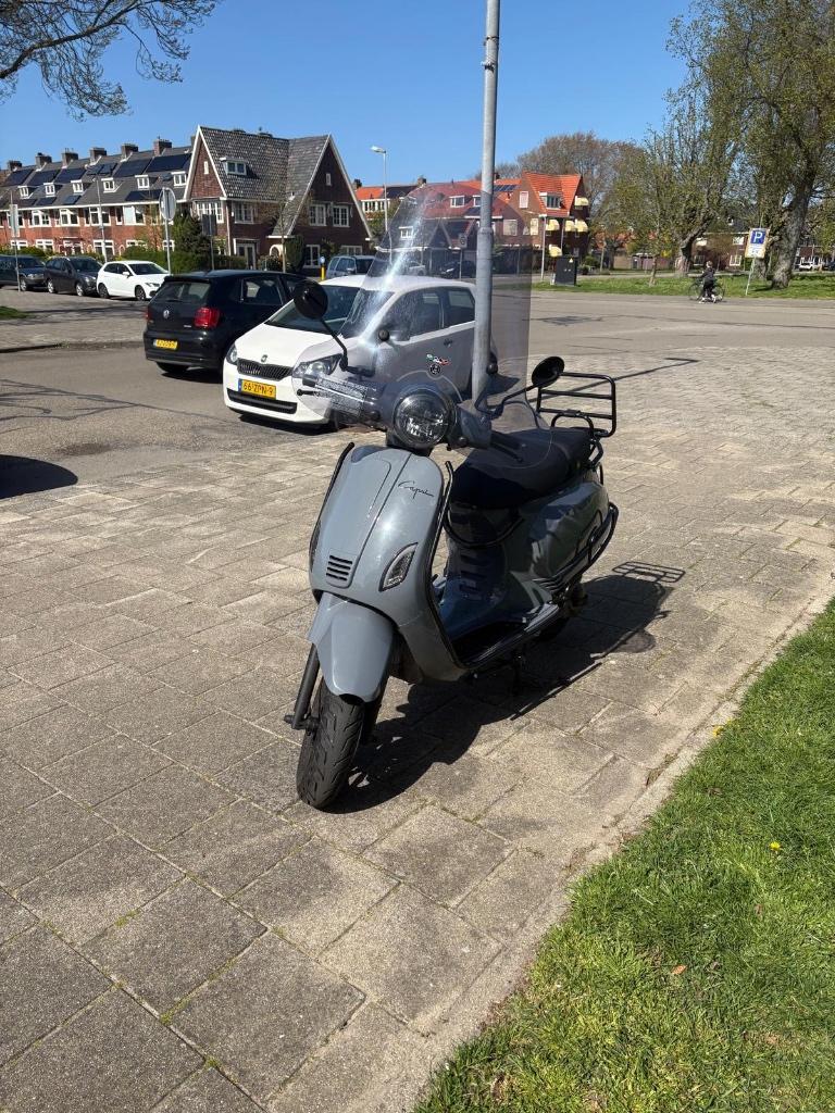 Te koop z.g.a.n. Capri scooter grijs nov 25, luxe uitvoering, Ophalen, Maximaal 45 km/u, Zo goed als nieuw, Santini Capri