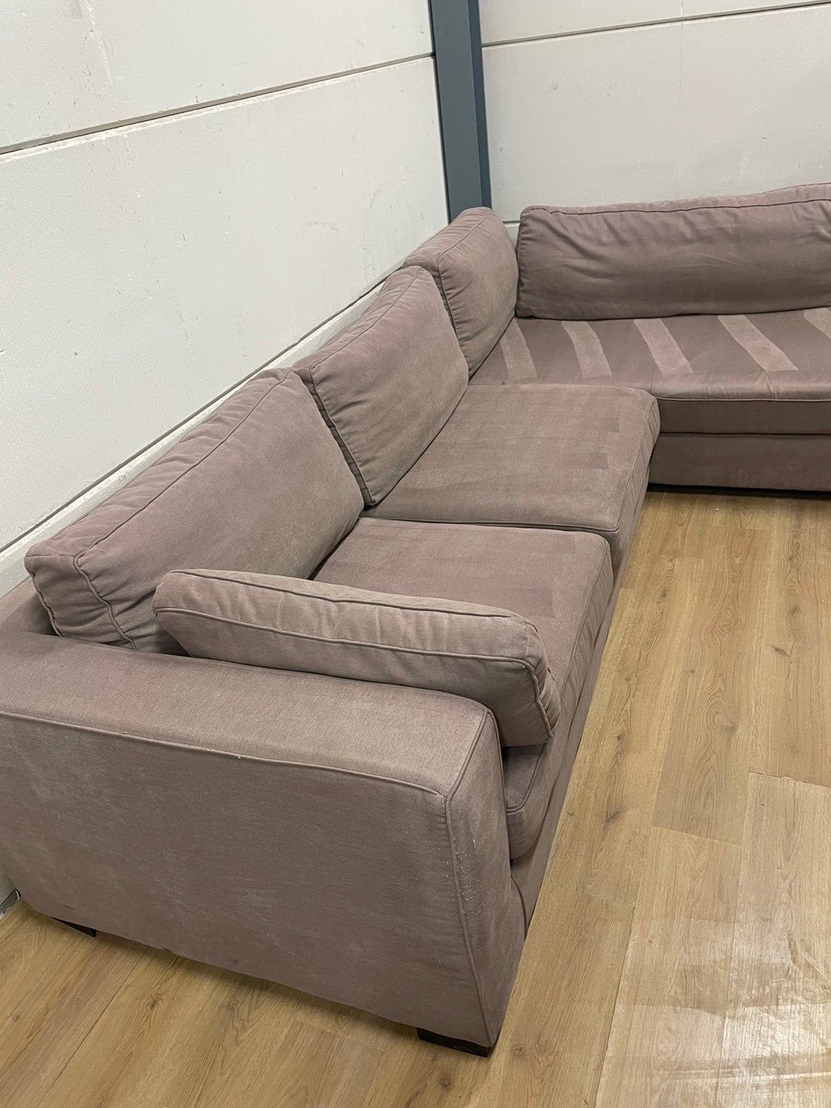 Mooie luxe grote suede taupe hoekbank - GEREINIGD!!!, Huis en Inrichting, Banken | Bankstellen, Ophalen, Luxe, Hoekbank, 300 cm of meer