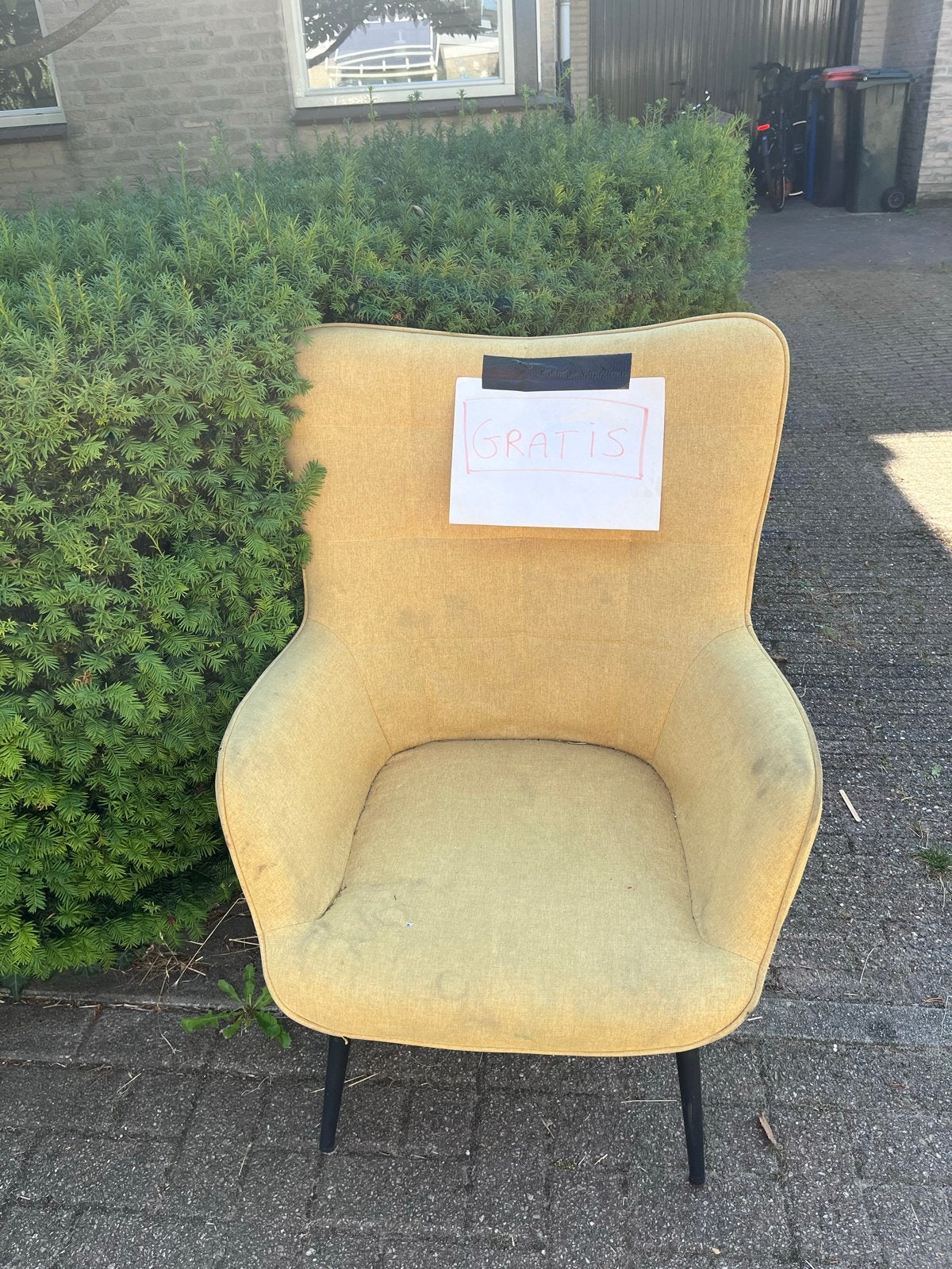 Opknapper: Gele fauteuil met vlekken, moet gereinigd, Huis en Inrichting, Fauteuils, Ophalen, Gebruikt, Stof, 75 tot 100 cm