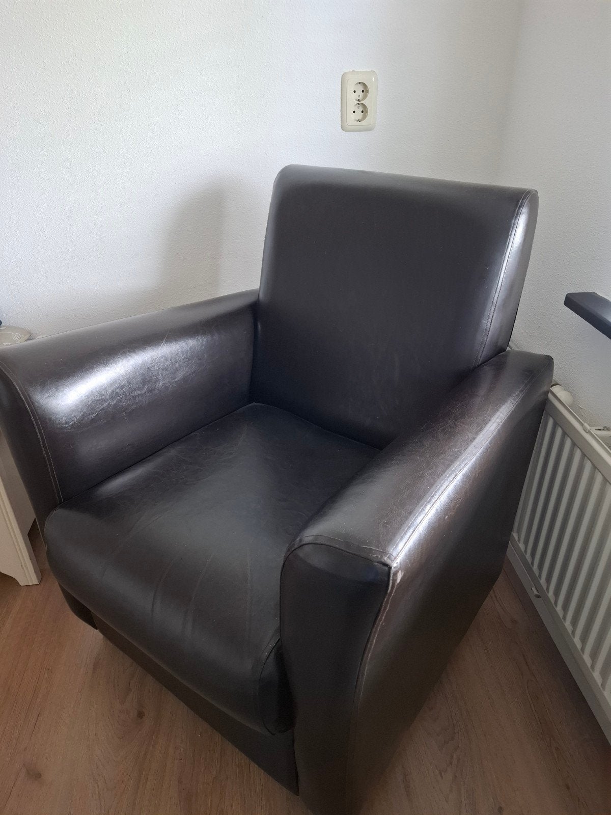 Gratis Comfortabele donkerbruine leren fauteuil, Ophalen, Gebruikt, Klassiek, Tijdloos, 75 tot 100 cm