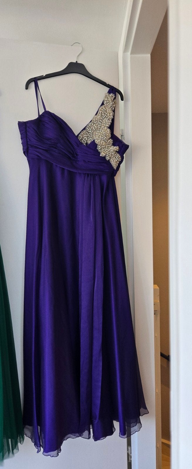 Prachtige paarse galajurk met zilveren details, Kleding | Dames, Gelegenheidskleding, Maat 38/40 (M), Galajurk, Paars, Ophalen of Verzenden