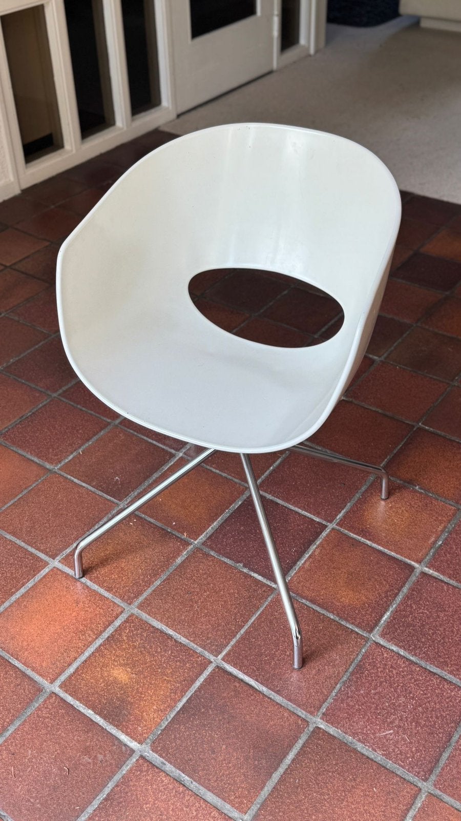 Witte kuipstoel, design met chromen onderstel, 8x, Huis en Inrichting, Stoelen, Ophalen, Zo goed als nieuw, Wit, Hout