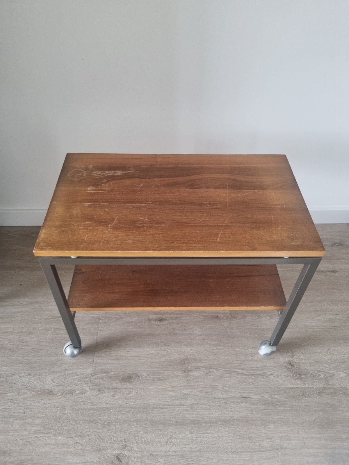 Houten bijzet of tv-tafel op wielen. 35 x 60 x 48cm, Gebruikt, 55 tot 75 cm, Rechthoekig, Hout