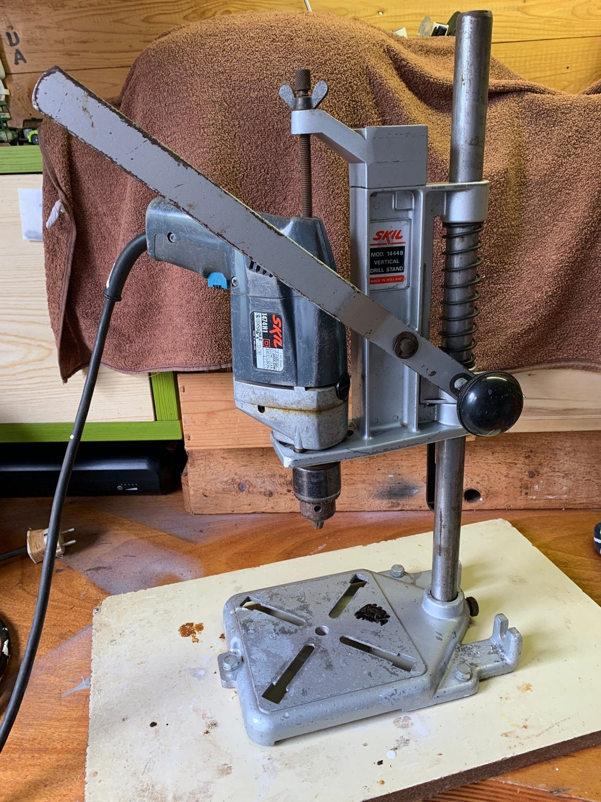 Verticale boorstandaard met boormachine, beiden Skill, Doe-het-zelf en Verbouw, Gereedschap | Boormachines, Ophalen, Gebruikt